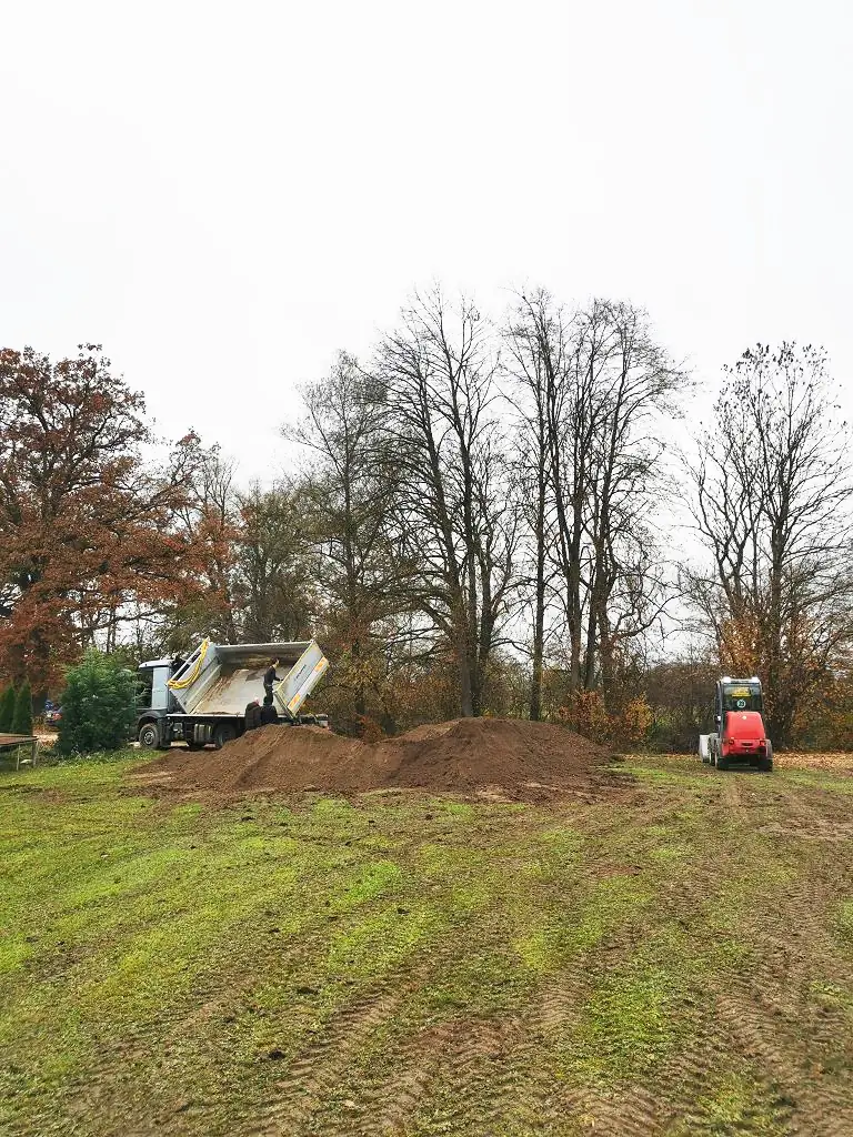 Anlieferung der Erde am Vortag